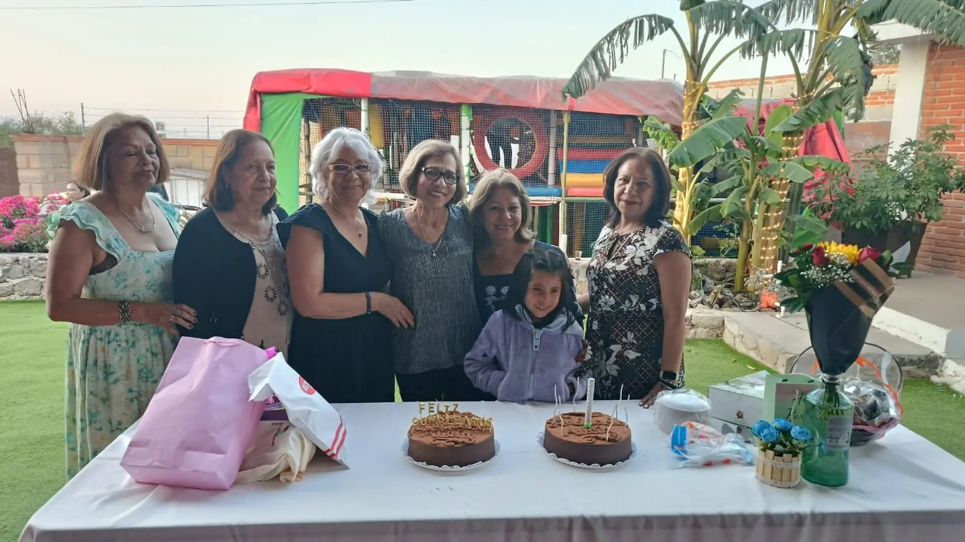 FOTO PRINCIPAL SJR La cumpleañera partio su pastel